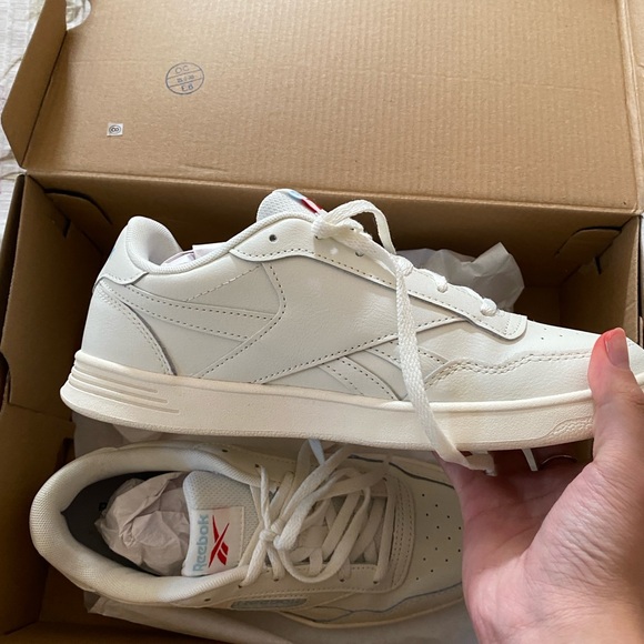 Reebok Court Advance in Chalk / Blue Peak / Vector Red - Picture 4 of 6